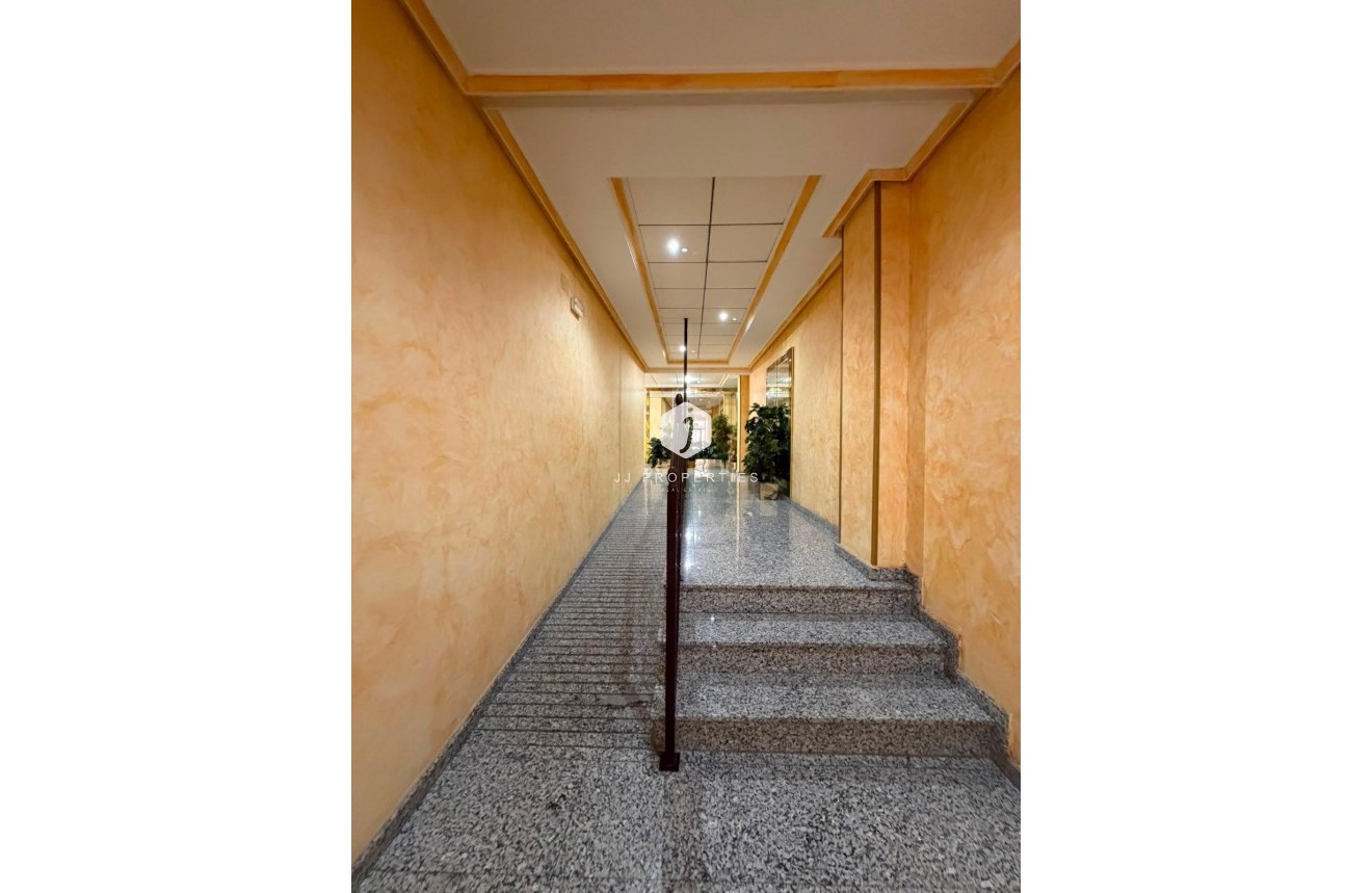 Aus zweiter Hand - Wohnung -
Torrevieja - Estacion de autobuses