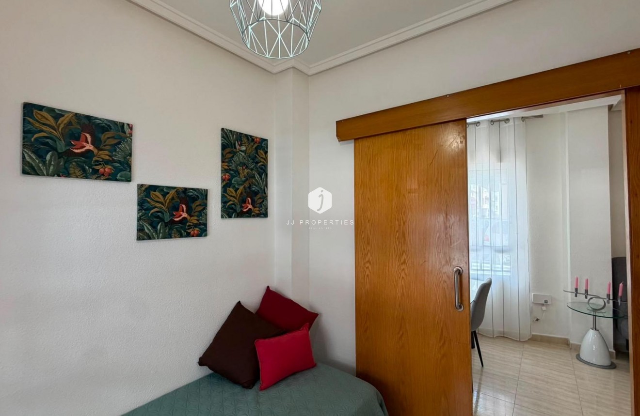 Aus zweiter Hand - Wohnung -
Torrevieja - Estacion de autobuses