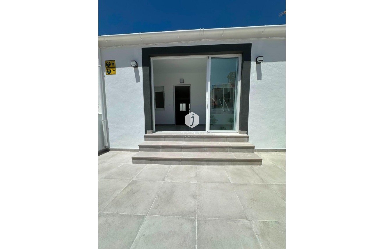 Resale - Bungalow -
Torrevieja - La Siesta - El Salado - Torreta