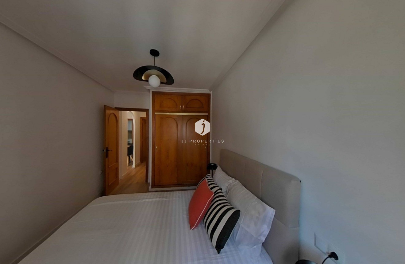 Tweedehands - Appartement / flat -
Torrevieja - La Mata Pueblo