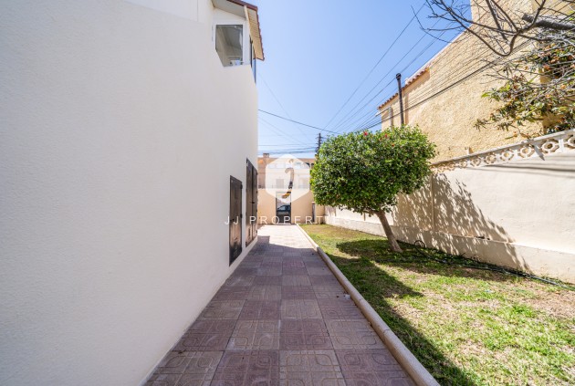 Aus zweiter Hand - Wohnung -
El Chaparral - Costa Blanca