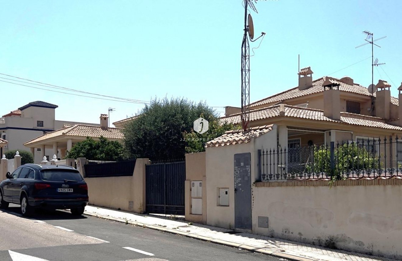 D'occasion - Villa -
Torrevieja - aguas nuevas