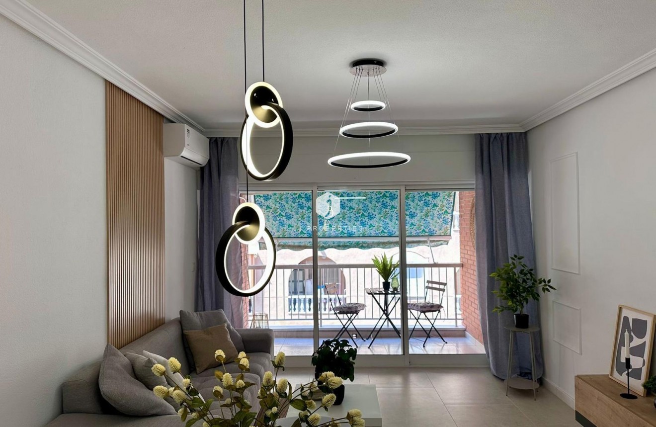 Aus zweiter Hand - Wohnung -
Torrevieja - Estacion de autobuses
