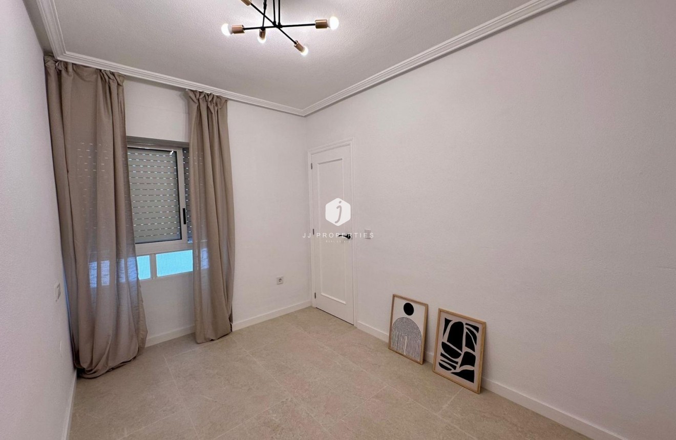 Aus zweiter Hand - Wohnung -
Torrevieja - Estacion de autobuses