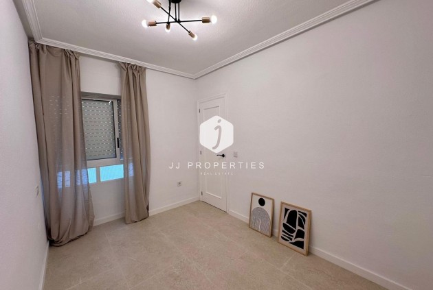 Aus zweiter Hand - Wohnung -
Torrevieja - Estacion de autobuses