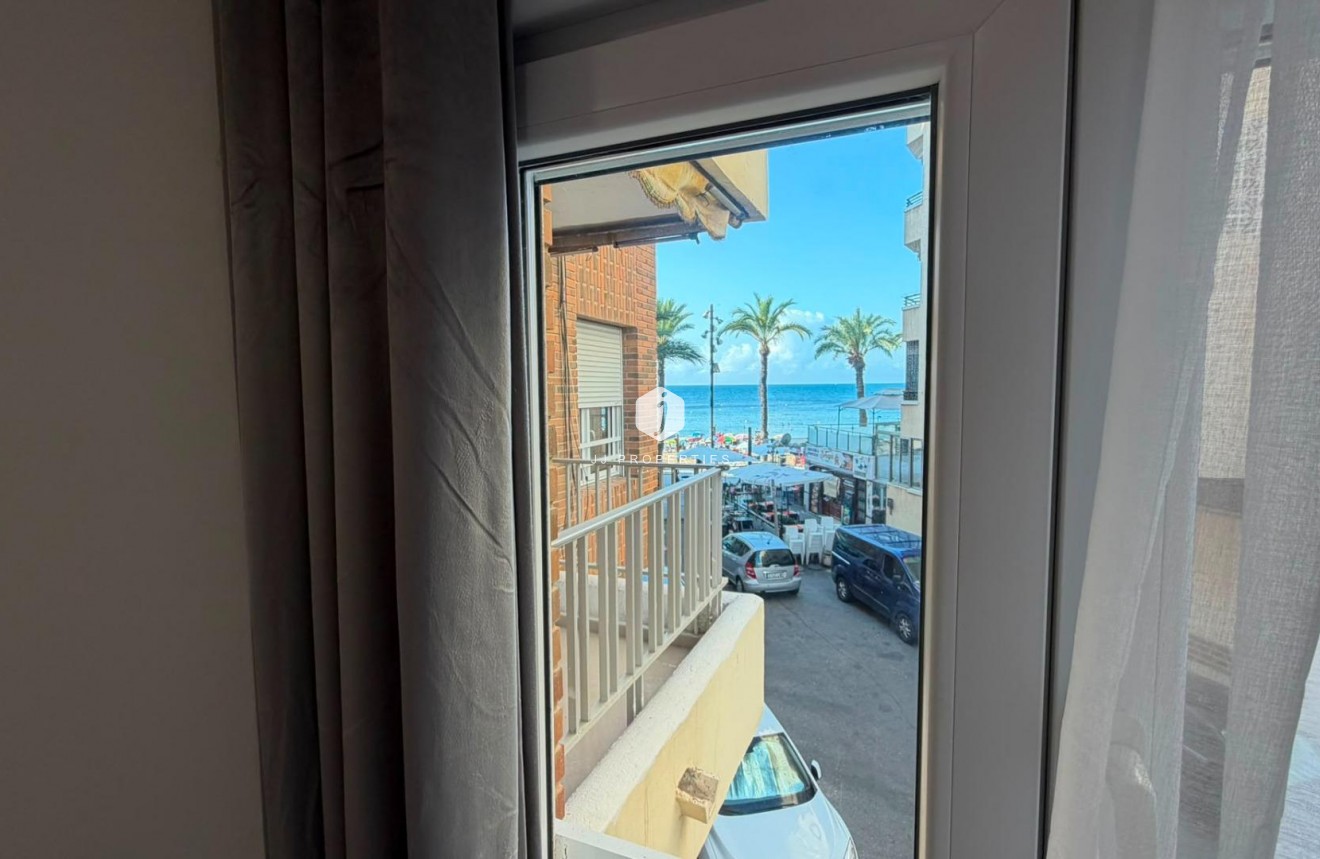 D'occasion - Appartement -
Torrevieja - Playa del Cura