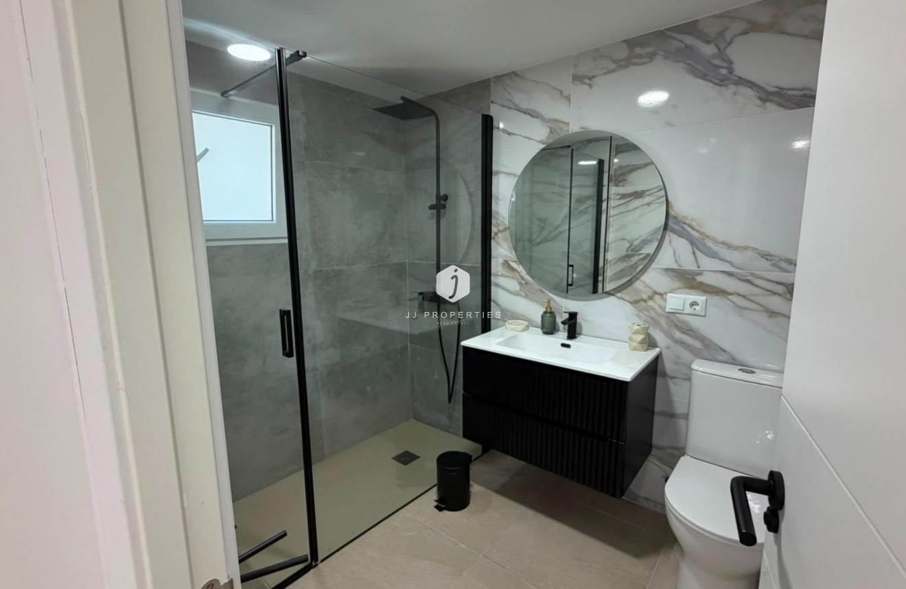 D'occasion - Appartement -
Torrevieja - Playa del Cura