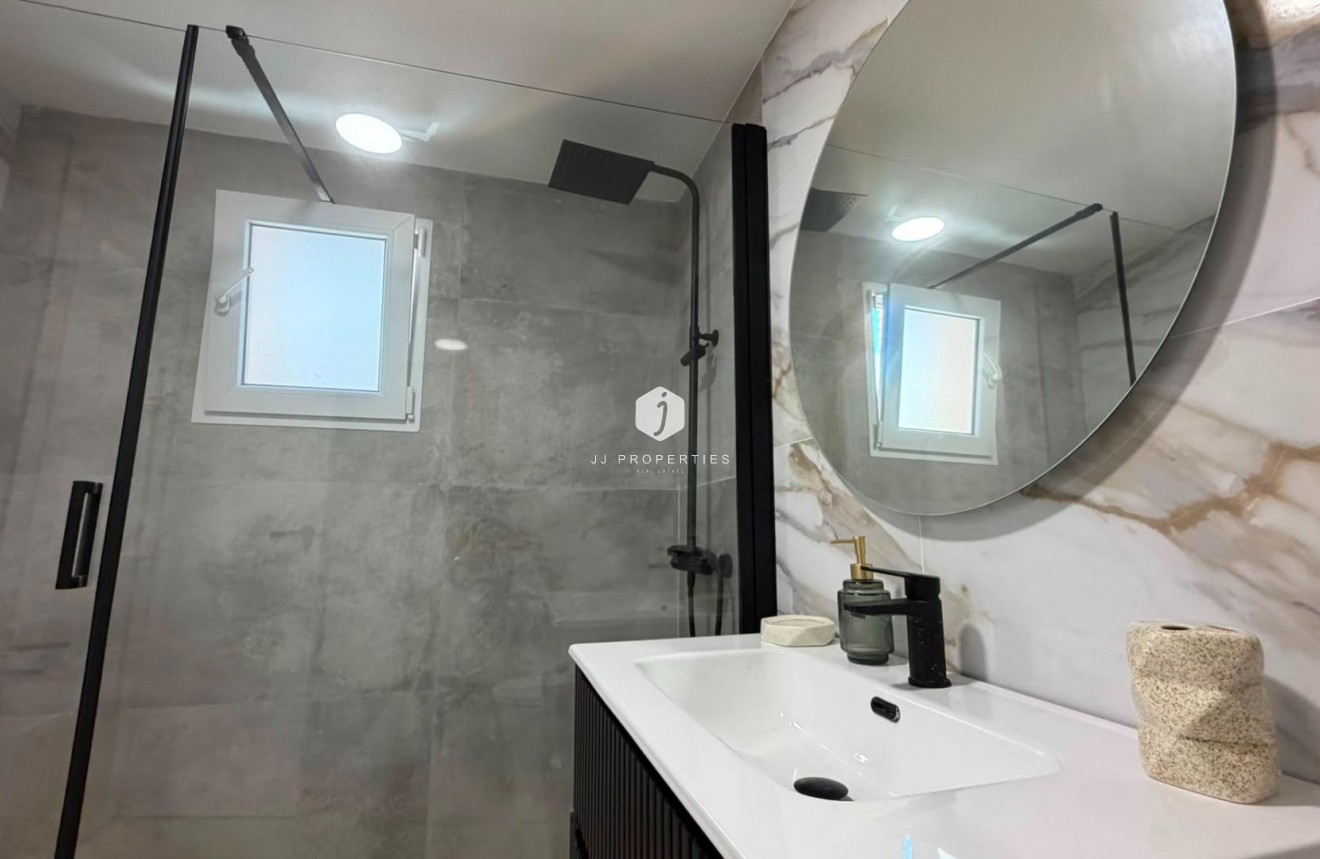 D'occasion - Appartement -
Torrevieja - Playa del Cura