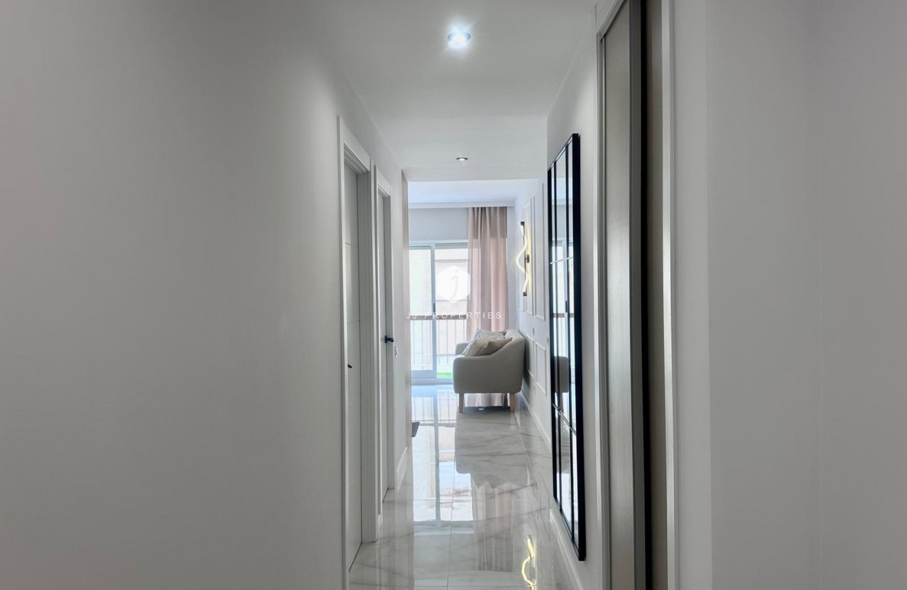Aus zweiter Hand - Wohnung -
Torrevieja - Estacion de autobuses