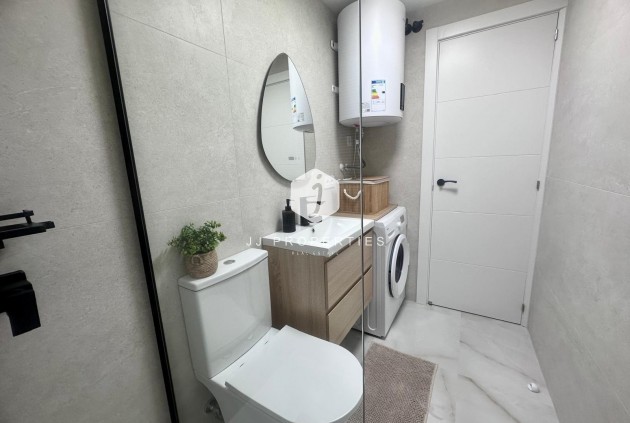 Aus zweiter Hand - Wohnung -
Torrevieja - Estacion de autobuses