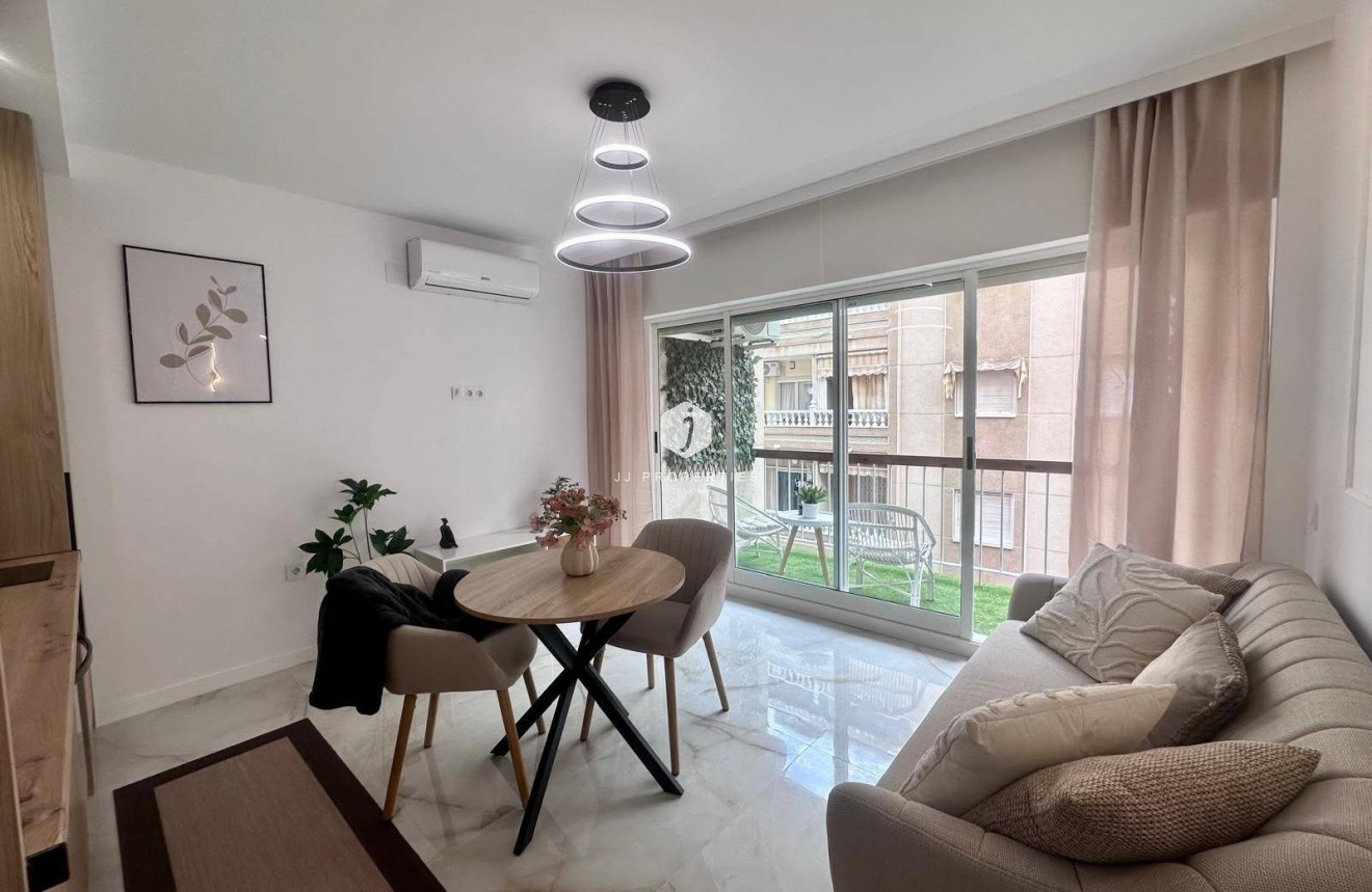 Aus zweiter Hand - Wohnung -
Torrevieja - Estacion de autobuses