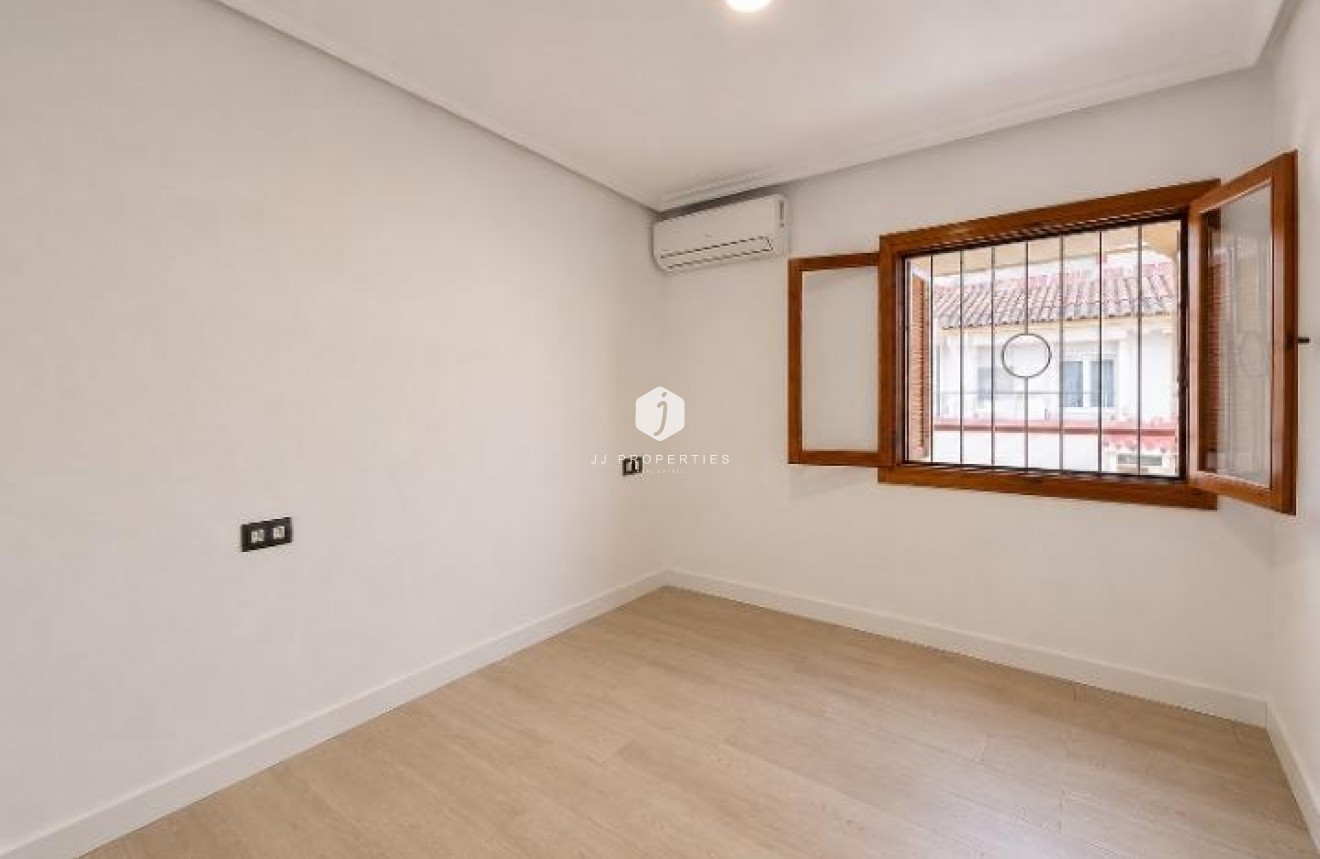 D'occasion - Appartement -
Torrevieja - Acequion