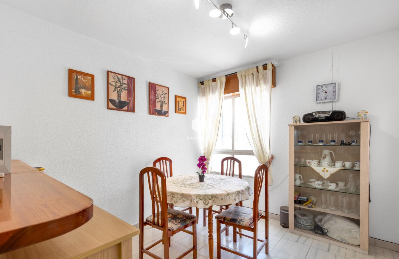 Resale - Bungalow -
Torrevieja - Centro