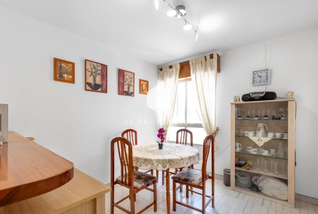 Resale - Bungalow -
Torrevieja - Centro