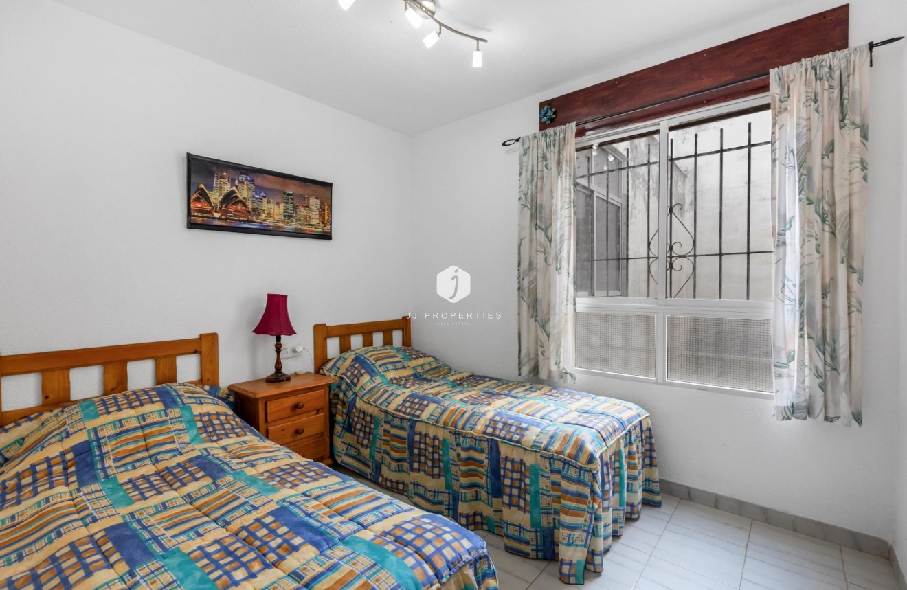 Resale - Bungalow -
Torrevieja - Centro