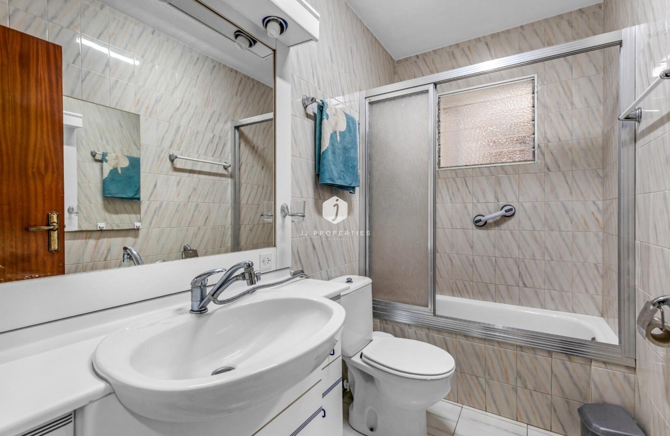Resale - Bungalow -
Torrevieja - Centro