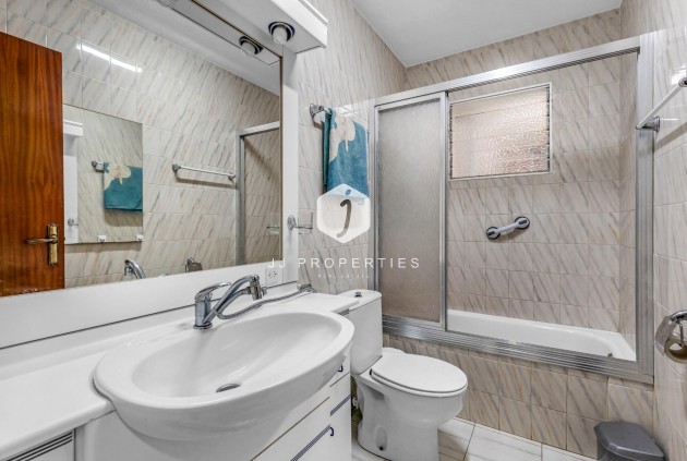 Resale - Bungalow -
Torrevieja - Centro