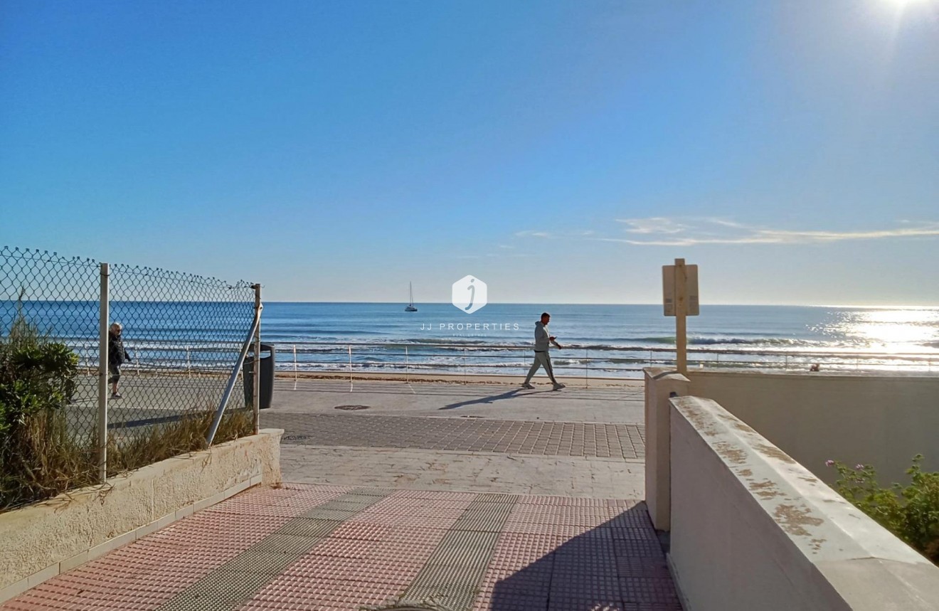 Tweedehands - Penthouse -
Torrevieja - Playa De La Mata