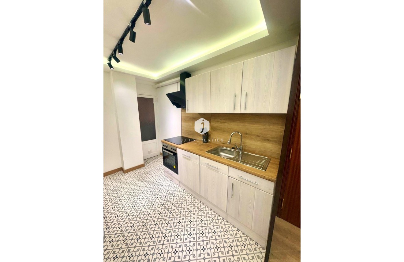 Segunda mano - Apartamento / piso -
Torrevieja - Centro - Muelle Pesquero