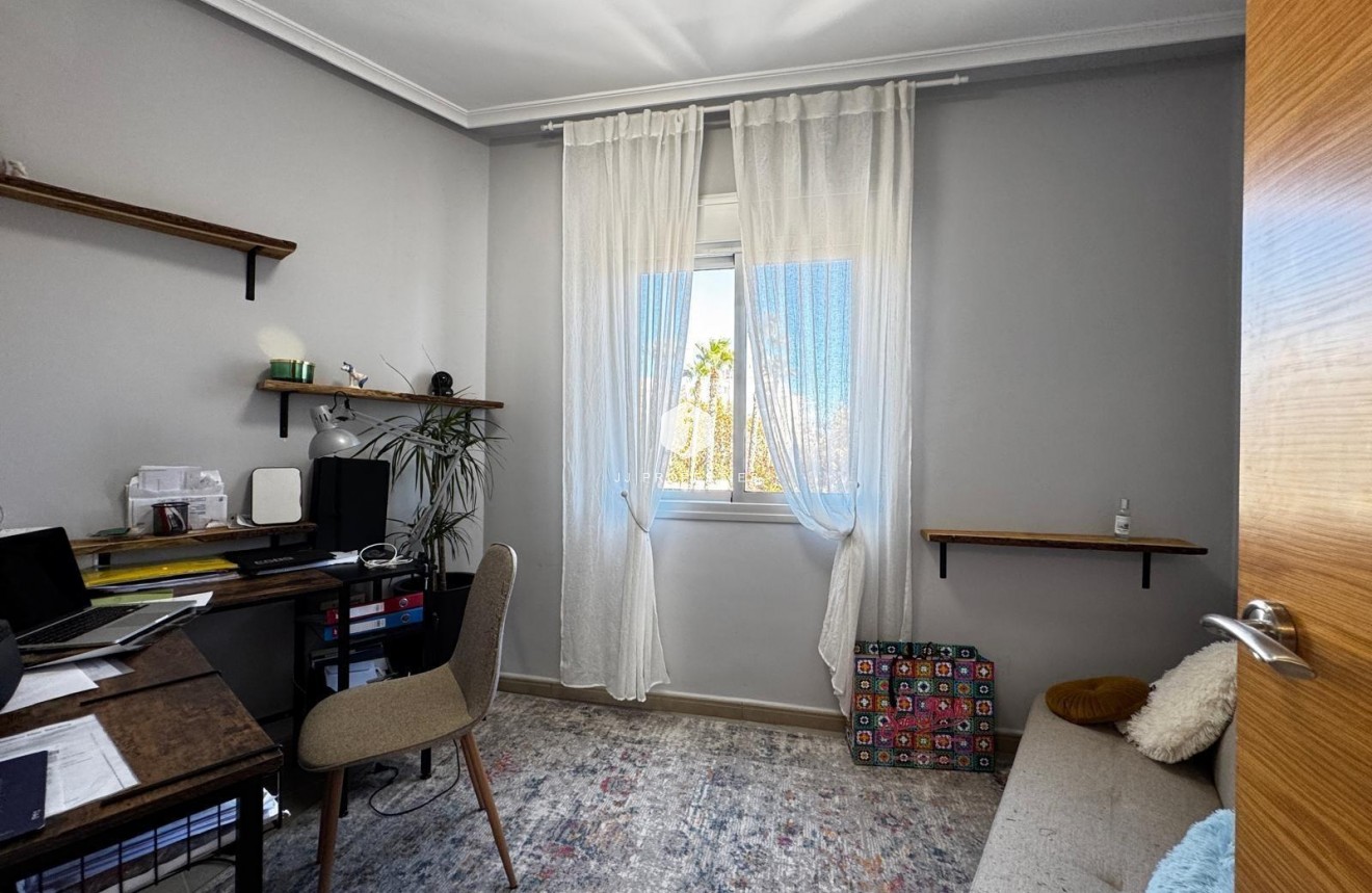 Resale - Apartment / flat -
Torrevieja - Playa del Cura
