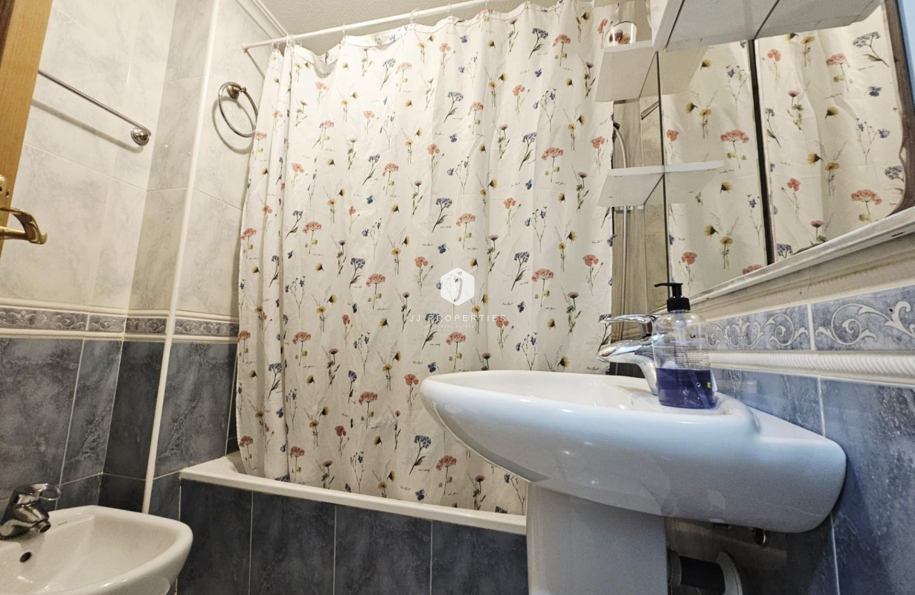 Aus zweiter Hand - Wohnung -
Torrevieja - Estacion de autobuses