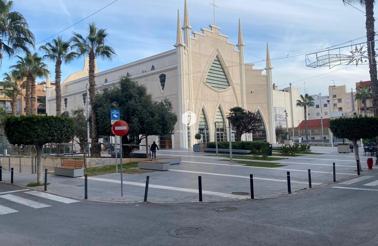 Aus zweiter Hand - Wohnung -
Torrevieja - Estacion de autobuses