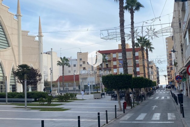 Aus zweiter Hand - Wohnung -
Torrevieja - Estacion de autobuses