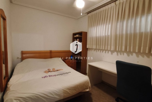 Aus zweiter Hand - Wohnung -
Torrevieja - Estacion de autobuses