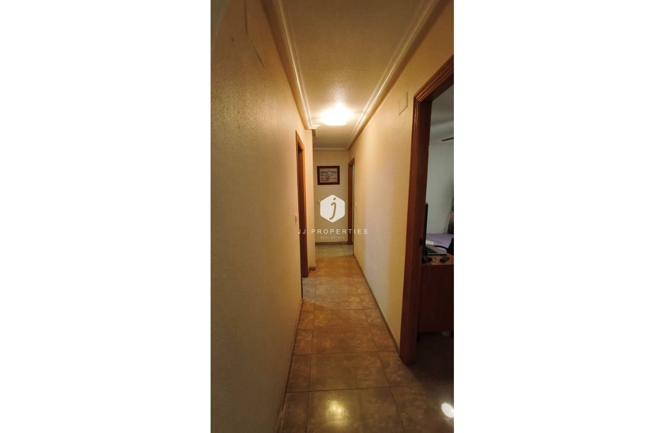 Aus zweiter Hand - Wohnung -
Torrevieja - Estacion de autobuses