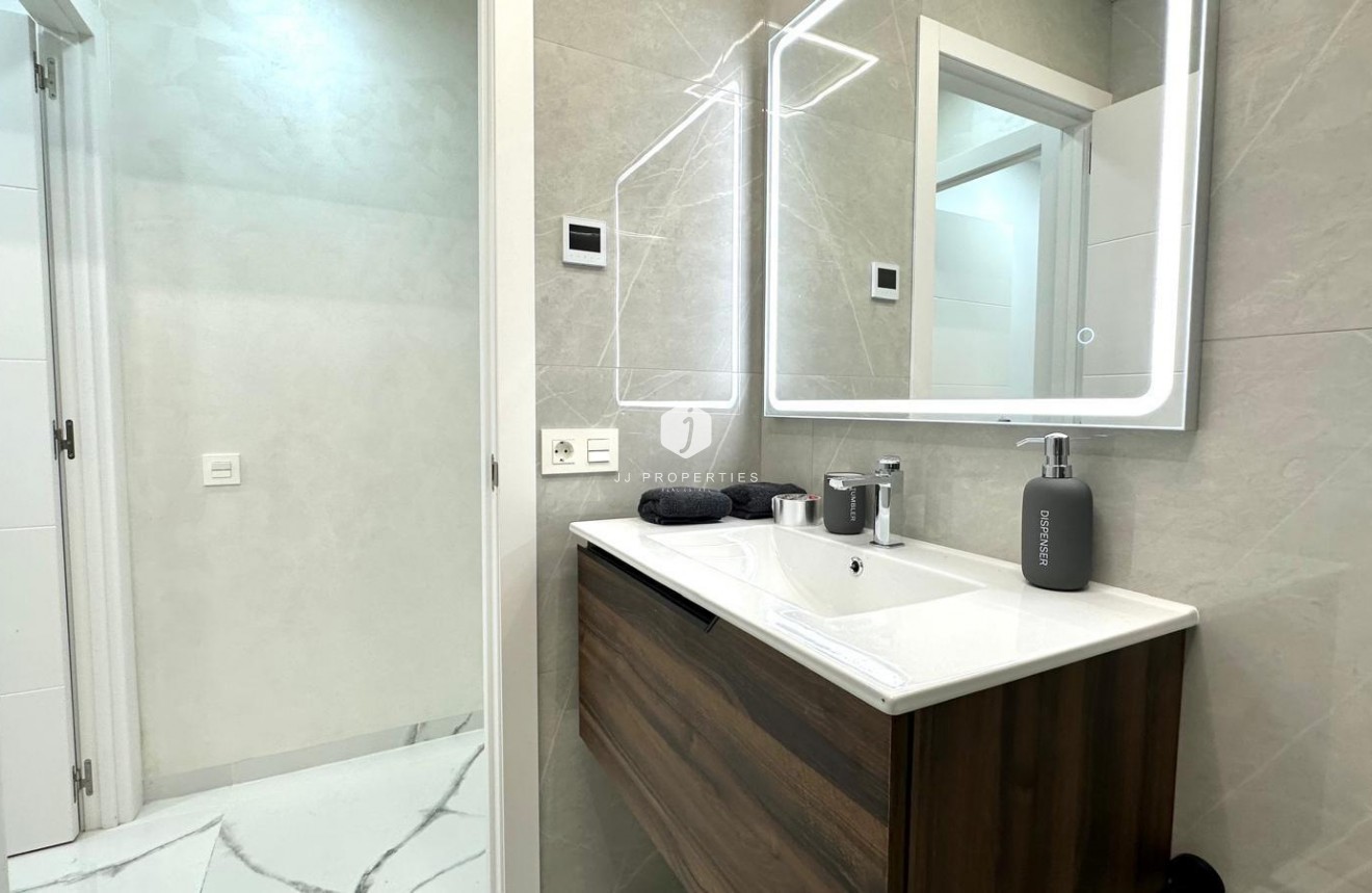 Resale - Apartment / flat -
Torrevieja - Playa del Cura