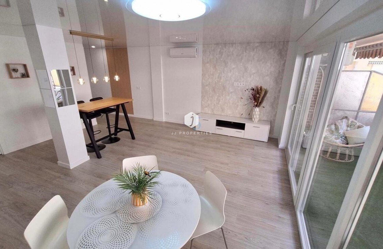 Aus zweiter Hand - Wohnung -
Torrevieja - Playa Acecion
