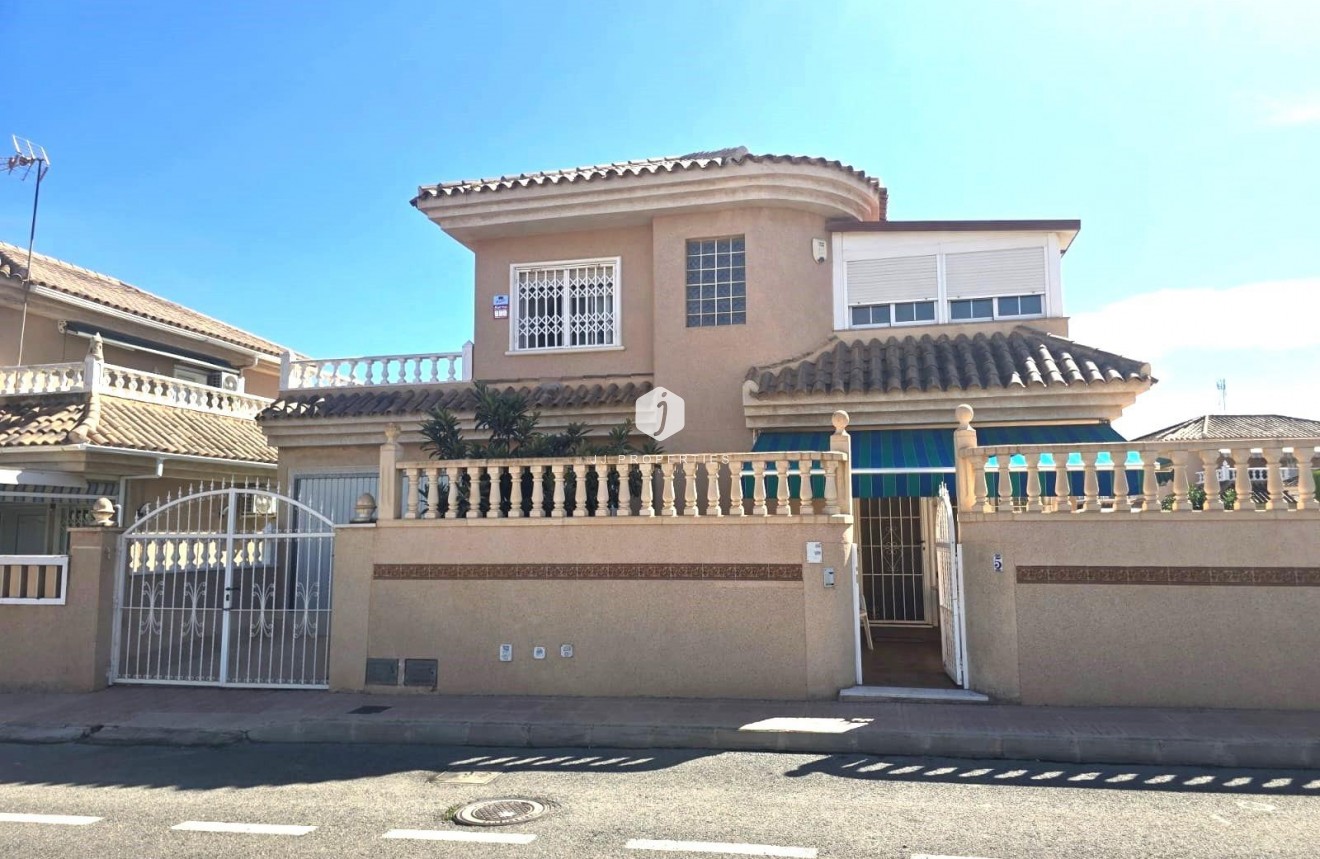 D'occasion - Villa -
Torrevieja - Los Balcones - Los Altos del Edén