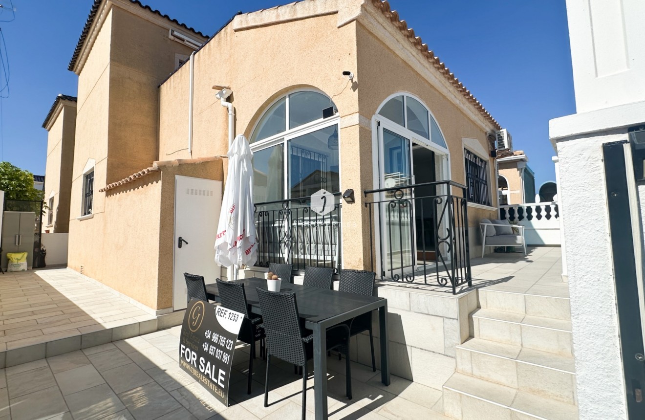 Resale - Chalet -
Los Altos - Costa Blanca