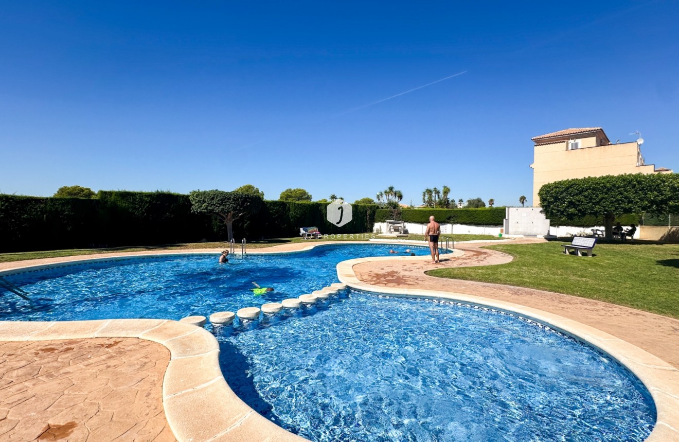 Resale - Chalet -
Los Altos - Costa Blanca