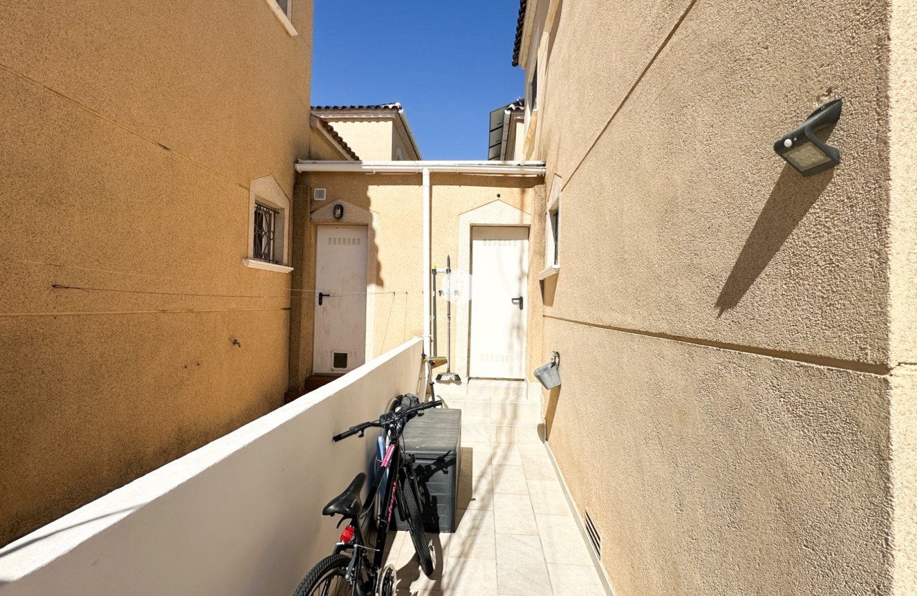 Resale - Chalet -
Los Altos - Costa Blanca