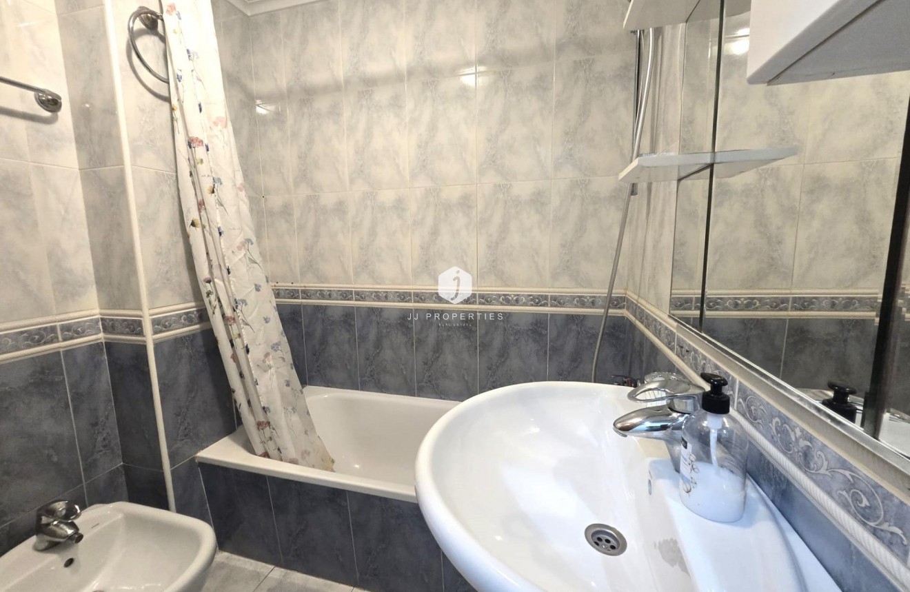Tweedehands - Appartement / flat -
Torrevieja - Las Piscinas Naturales