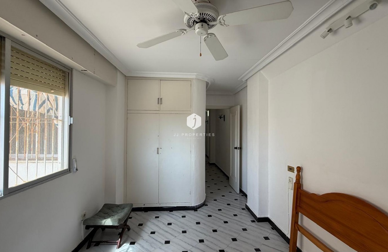Resale - Apartment / flat -
Torrevieja - Centro