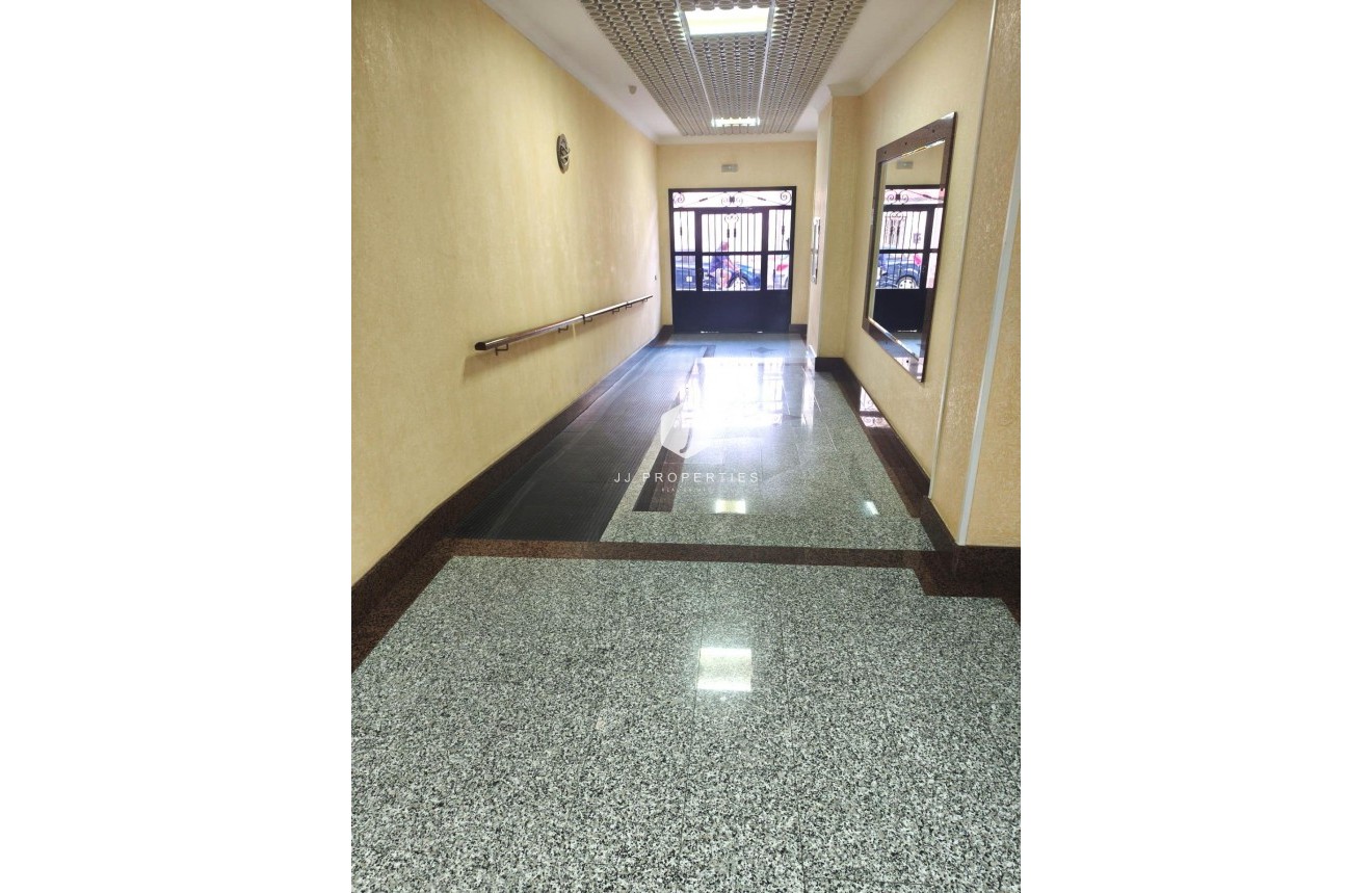 Resale - Apartment / flat -
Torrevieja - Centro