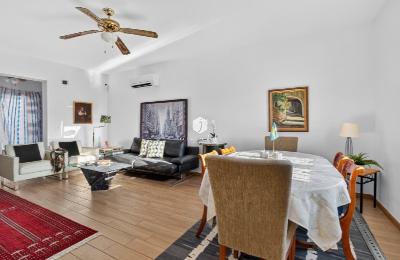 Resale - Villa -
Torrevieja - Costa Blanca