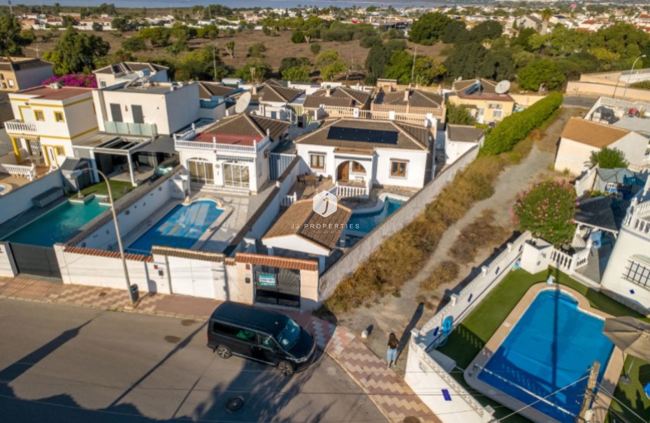Resale - Villa -
Torrevieja - Costa Blanca