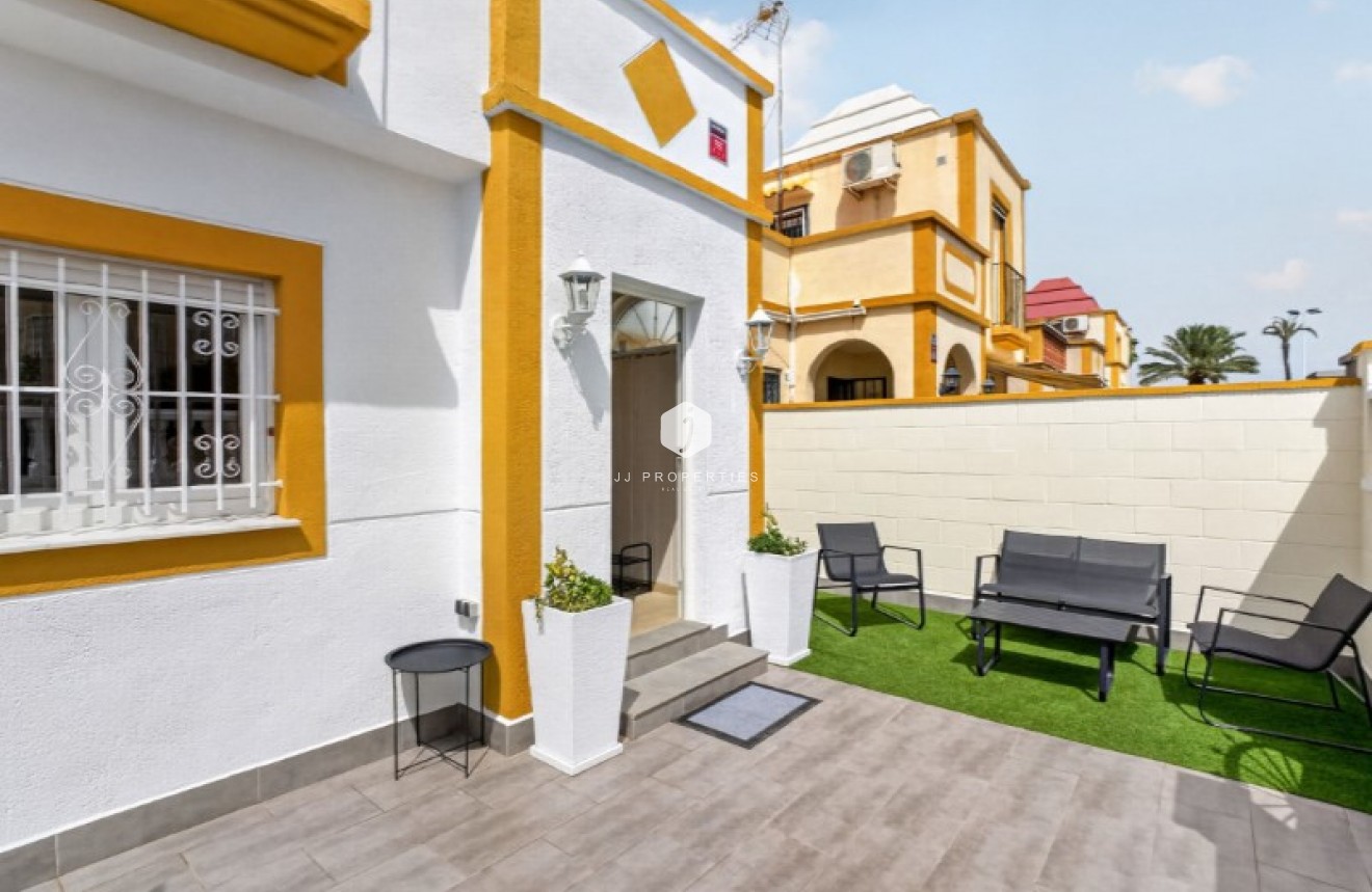 D'occasion - Chalet -
Torrevieja - Costa Blanca