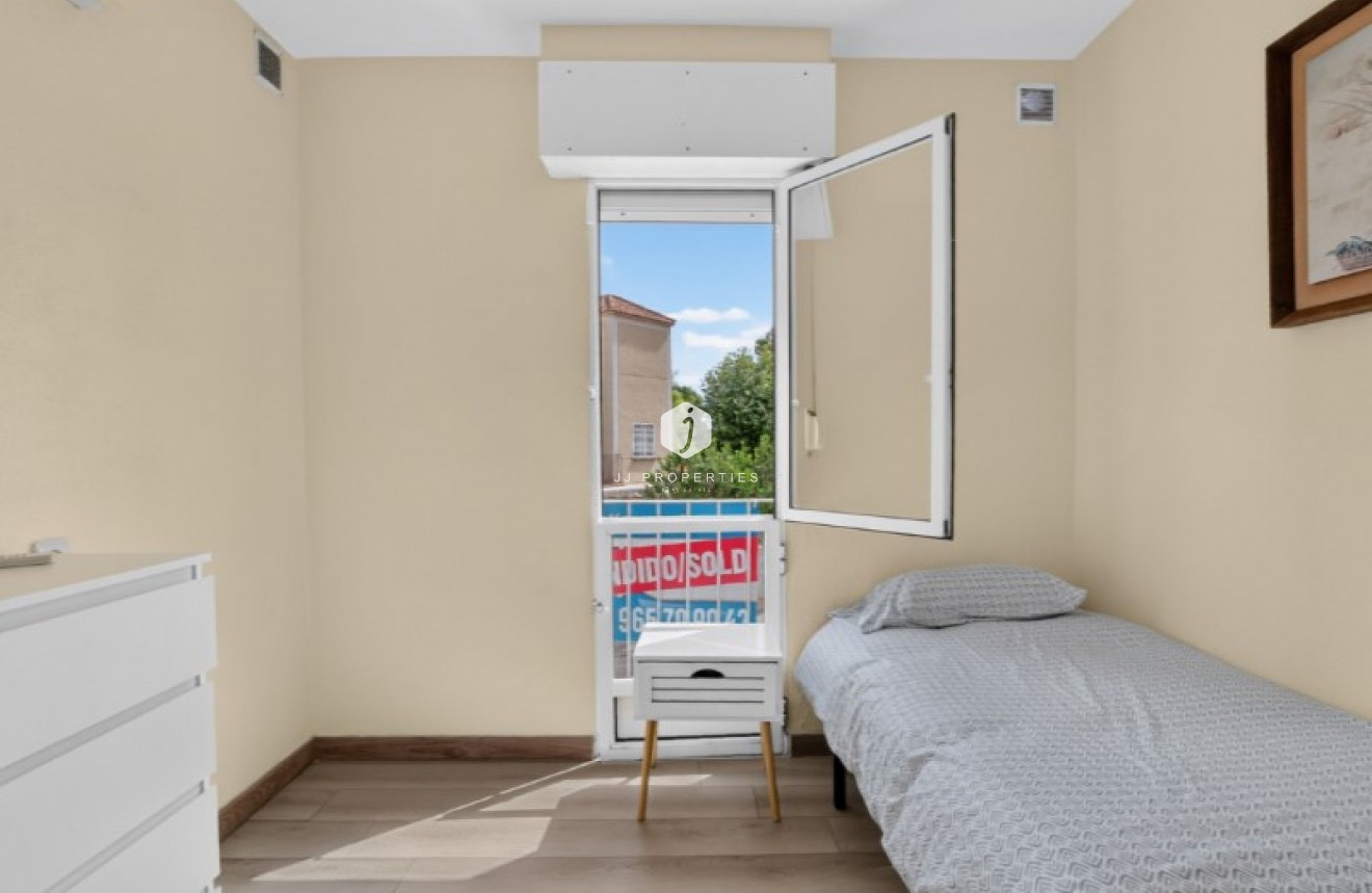 D'occasion - Chalet -
Torrevieja - Costa Blanca