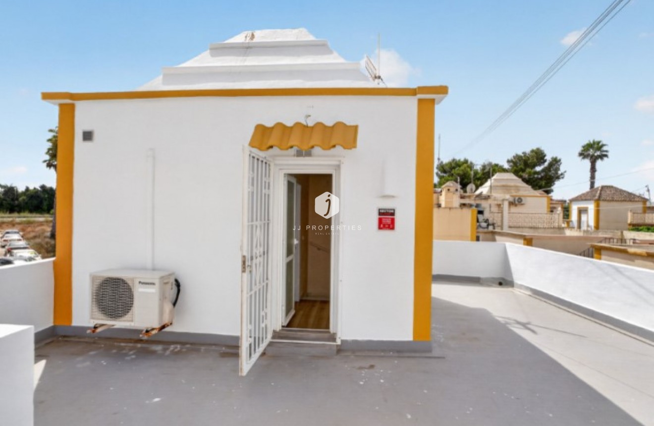 D'occasion - Chalet -
Torrevieja - Costa Blanca