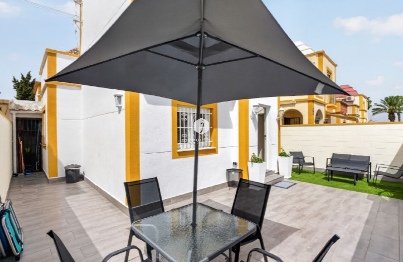 D'occasion - Chalet -
Torrevieja - Costa Blanca