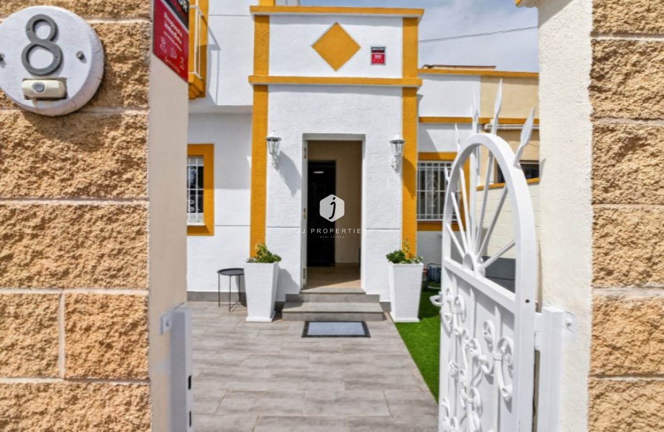 D'occasion - Chalet -
Torrevieja - Costa Blanca