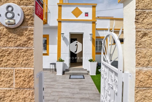 D'occasion - Chalet -
Torrevieja - Costa Blanca