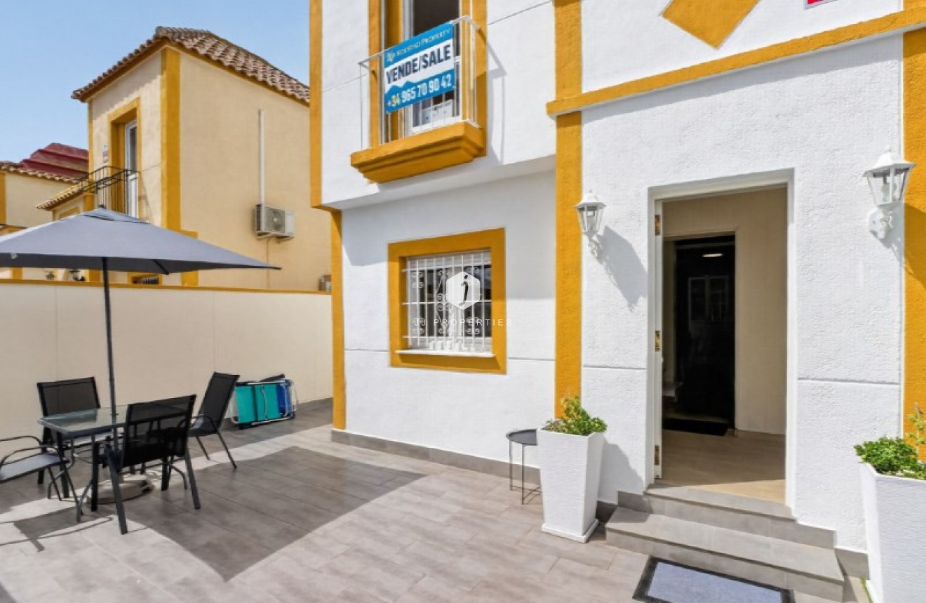 D'occasion - Chalet -
Torrevieja - Costa Blanca