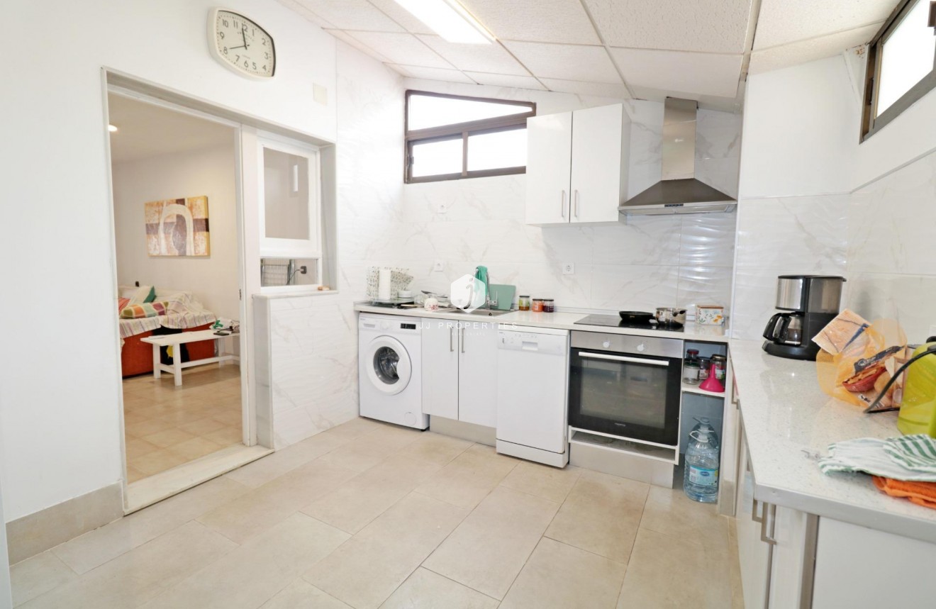 Resale - Chalet -
Torrevieja - Playa de los Naufragos