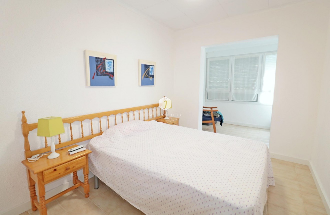 Resale - Chalet -
Torrevieja - Playa de los Naufragos