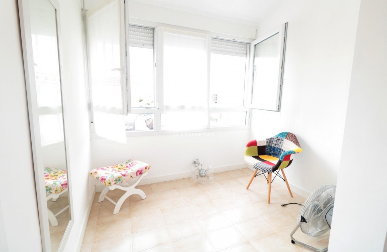 Resale - Chalet -
Torrevieja - Playa de los Naufragos